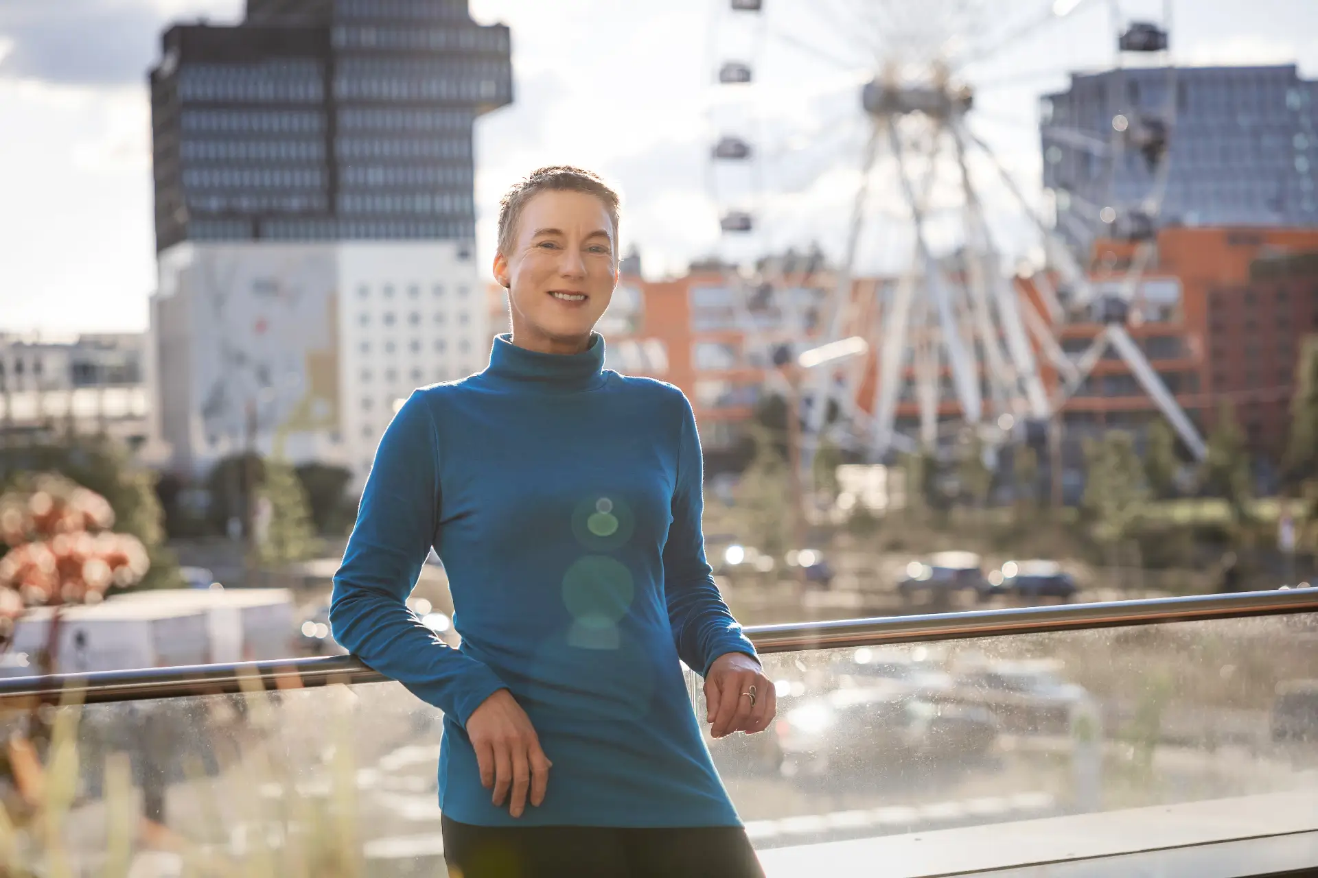 Julia Cordes vor einem Riesenrad.